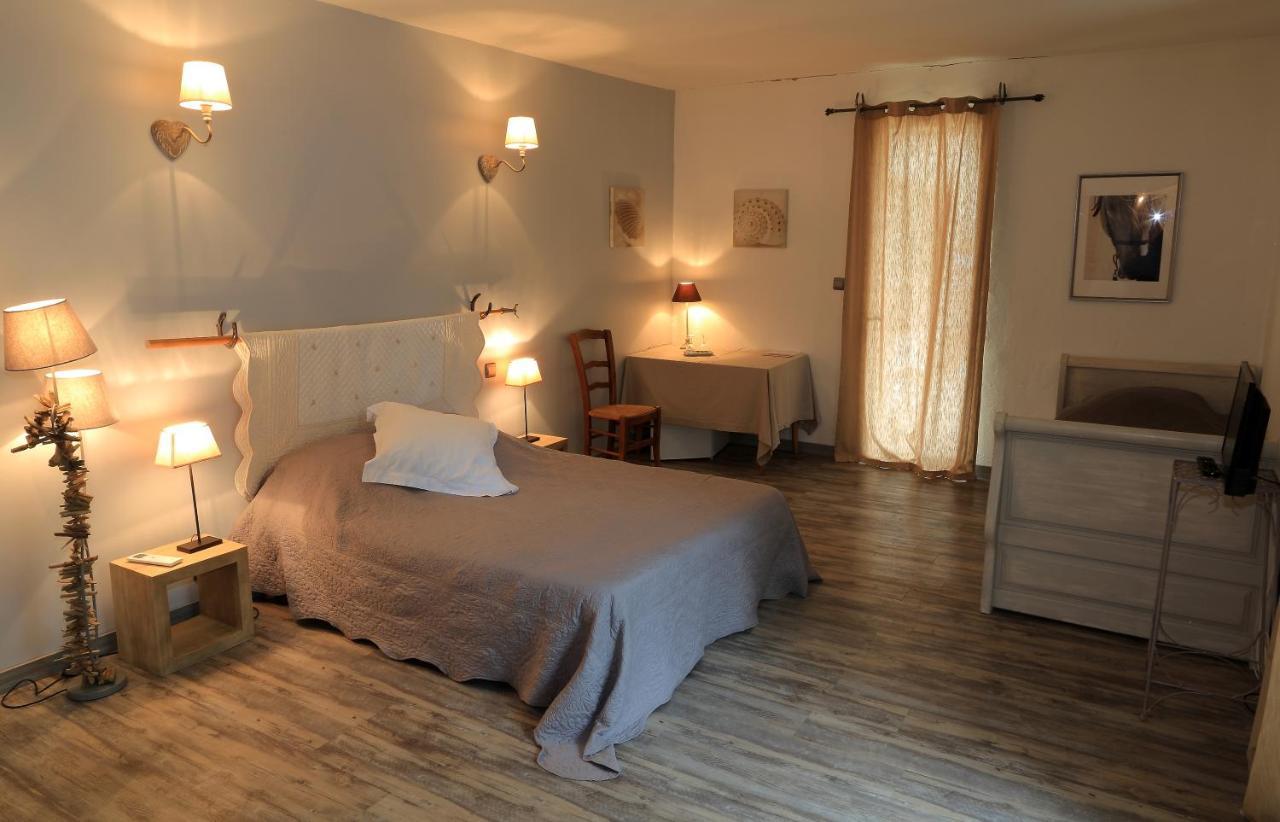 Mas D'Auzieres Bed & Breakfast Saint-Gilles  Bagian luar foto